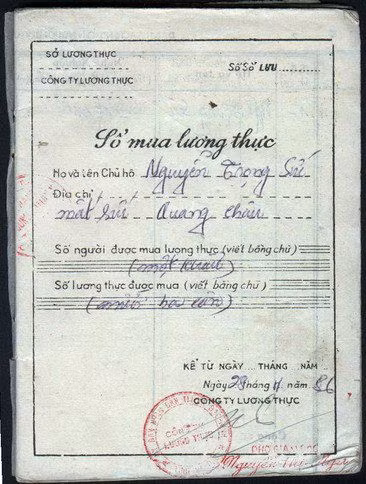 Sổ mua lương thực hay còn gọi là sổ gạo, thời kỳ này viên chức Nhà nước chỉ được mua 13,5kg/1 tháng. Thuật ngữ ‘buồn như mất sổ gạo’ xuất hiện từ đây: Mất sổ gạo còn quan trọng hơn cả việc mất tiền vì có tiền cũng không mua được gạo, dù là gạo đỏ, đầy thóc và sạn!