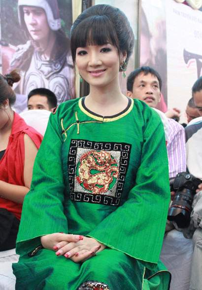 Hoa hậu Đền Hùng Giáng My rất đa tài khi vừa kinh doanh, vừa làm MC. Người đẹp Giáng My còn bén duyên với điện ảnh đặc biệt là phim cổ trang. Hoa hậu Đền Hùng Giáng My rất đa tài khi vừa kinh doanh, vừa làm MC. Người đẹp Giáng My còn bén duyên với điện ảnh đặc biệt là phim cổ trang.
