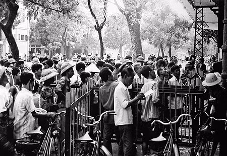 Xếp hàng gửi xe trước khi vào mua hàng.