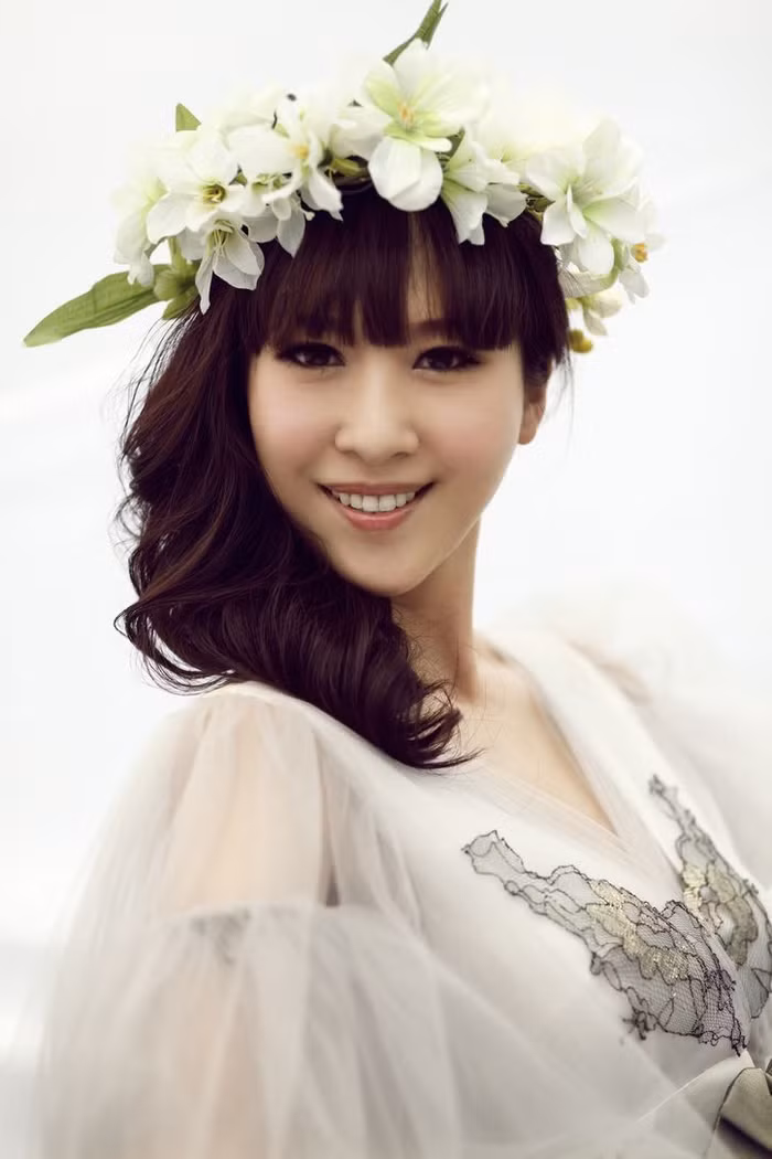 SBD 06 Ân Hàm đăng quang ngôi vị Á Hậu 1 trong đêm chung kết Miss World China 2012 hôm 30/6/2012. Người đẹp đến từ Thượng Hải với chiều cao 1,75m, hiện cô là sinh viên Học viện Hí kịch Thượng Hải.