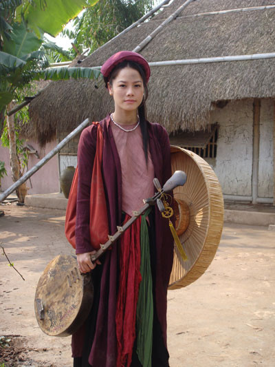 Phim khắc họa cuộc sống đầy biến cố của người dân Việt Nam trong thời kỳ phong kiến thông qua chuyện tình diễm lệ của Tố Như (tên chữ của Nguyễn Du) và người con gái tên Cầm. Gái - tên mọi người vẫn gọi cô bé - sinh ra tại một làng quê hiền hòa, thanh bình. Mẹ của Gái là một ca kỹ và số phận đã quyết định cô bé phải theo nghề của mẹ. Gái được đưa lên Long thành, theo học tại lớp của thầy Nguyễn và tại đây, cô bé được đổi tên là Cầm. Phim khắc họa cuộc sống đầy biến cố của người dân Việt Nam trong thời kỳ phong kiến thông qua chuyện tình diễm lệ của Tố Như (tên chữ của Nguyễn Du) và người con gái tên Cầm. Gái - tên mọi người vẫn gọi cô bé - sinh ra tại một làng quê hiền hòa, thanh bình. Mẹ của Gái là một ca kỹ và số phận đã quyết định cô bé phải theo nghề của mẹ. Gái được đưa lên Long thành, theo học tại lớp của thầy Nguyễn và tại đây, cô bé được đổi tên là Cầm.
