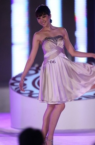 Ân Hàm trong đêm chung kết Hoa hậu Trung Quốc 2012. Ân Hàm trong đêm chung kết Hoa hậu Trung Quốc 2012.