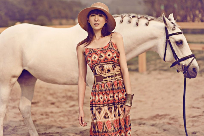 Ân Hàm trong bức hình chụp tạo dáng bên chú ngựa trắng trước đêm chung kết. Ân Hàm trong bức hình chụp tạo dáng bên chú ngựa trắng trước đêm chung kết.