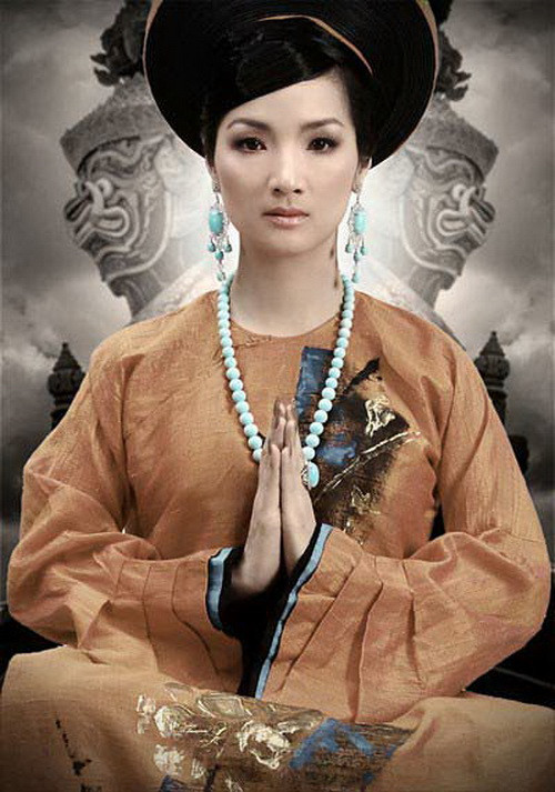Phụng Càn hoàng hậu có ba người con yêu thương, gắn kết với nhau và cũng đã tiêu diệt lẫn nhau: Lê Long Việt, Lê Long Đĩnh, Lê Cúc Phương . Phụng Càn hoàng hậu có ba người con yêu thương, gắn kết với nhau và cũng đã tiêu diệt lẫn nhau: Lê Long Việt, Lê Long Đĩnh, Lê Cúc Phương .