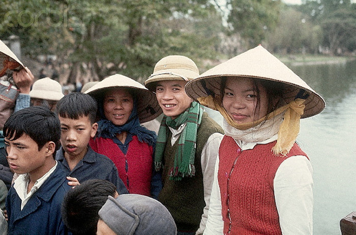 Một phụ nữ trẻ Hà Nội đội nón lá trên cầu Thê Húc - Hà Nội 18/3/1973. Ảnh. © Bettmann/CORBIS. Một phụ nữ trẻ Hà Nội đội nón lá trên cầu Thê Húc - Hà Nội 18/3/1973. Ảnh. © Bettmann/CORBIS.