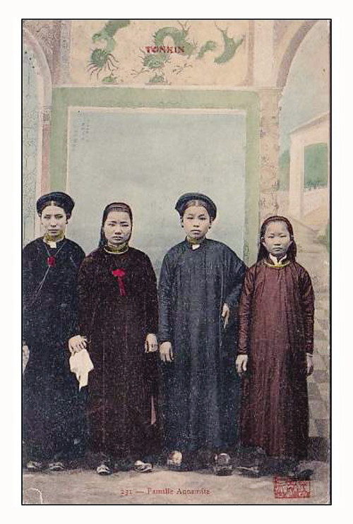 Trong tuyển tập Thú ăn chơi người Hà Nội, nhà văn Băng Sơn viết về thiếu nữ Hà Nội như sau: "Cứ dăm năm lại có một lớp con gái trẻ Hà Nội lớn lên, đẹp hơn lớp trước... Trong ảnh: Những người phụ nữ trong một gia đình ở miền Bắc Việt Nam đầu thế kỷ 20. Trong tuyển tập Thú ăn chơi người Hà Nội, nhà văn Băng Sơn viết về thiếu nữ Hà Nội như sau: "Cứ dăm năm lại có một lớp con gái trẻ Hà Nội lớn lên, đẹp hơn lớp trước... Trong ảnh: Những người phụ nữ trong một gia đình ở miền Bắc Việt Nam đầu thế kỷ 20.