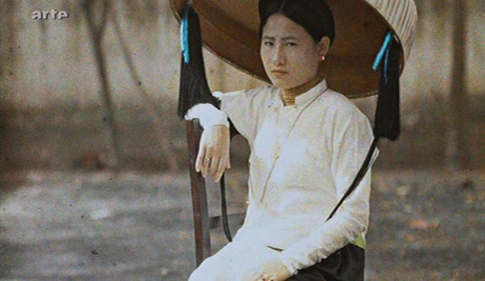 ....Quần áo là cái lồ lộ ra trước mắt mọi người trước tiên. Các thứ váy cửa võng, quần chân què, phải mất đi là đúng. Cái thắt lưng mớ ba mớ bảy, một thời kín đáo, gió bay cái này còn cái khác che kín phía dưới bụng ... mất đi là đương nhiên. Trong ảnh: Phụ nữ miền Bắc Việt Nam xưa. Đi đâu cũng có chiếc nón quai thao đội đầu che mưa nắng. ....Quần áo là cái lồ lộ ra trước mắt mọi người trước tiên. Các thứ váy cửa võng, quần chân què, phải mất đi là đúng. Cái thắt lưng mớ ba mớ bảy, một thời kín đáo, gió bay cái này còn cái khác che kín phía dưới bụng ... mất đi là đương nhiên. Trong ảnh: Phụ nữ miền Bắc Việt Nam xưa. Đi đâu cũng có chiếc nón quai thao đội đầu che mưa nắng.