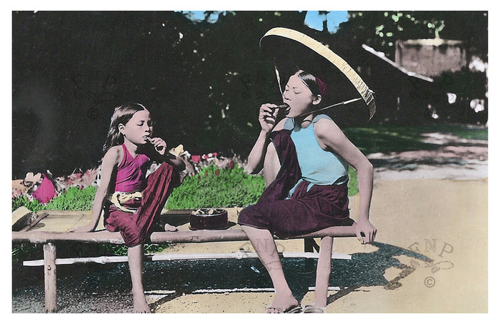 ... Xưa nay phụ nữ thường mang tiếng là hay ăn quà vặt. Có phần đúng. Nếu đàn ông hay ngồi quán cà phê, bia rượu lai rai, thì mọi hàng quà khác, phụ nữ đông hơn, từ bún chả, xôi chè, cuốn, thang đến ốc luộc, nộm chua cay... Trong ảnh: Hai cô gái trẻ Bắc Bộ ngồi ăn trầu. ... Xưa nay phụ nữ thường mang tiếng là hay ăn quà vặt. Có phần đúng. Nếu đàn ông hay ngồi quán cà phê, bia rượu lai rai, thì mọi hàng quà khác, phụ nữ đông hơn, từ bún chả, xôi chè, cuốn, thang đến ốc luộc, nộm chua cay... Trong ảnh: Hai cô gái trẻ Bắc Bộ ngồi ăn trầu.