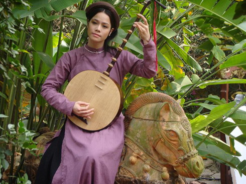 Ngay từ lần đầu gặp gỡ, thầy Nguyễn đã nhận ra ở Cầm một khí chất và tài năng hơn người. Tiếng đàn của Cầm toát lên vẻ thanh tao, cao quý mà không phải người ca kỹ nào cũng may mắn được ban tặng. Khi lớn lên và bước vào tuổi trăng tròn, Cầm gặp gỡ và đem lòng cảm mến tân khoa Tố Như khi anh trên đường trở về nhà. Ngay từ lần đầu gặp gỡ, thầy Nguyễn đã nhận ra ở Cầm một khí chất và tài năng hơn người. Tiếng đàn của Cầm toát lên vẻ thanh tao, cao quý mà không phải người ca kỹ nào cũng may mắn được ban tặng. Khi lớn lên và bước vào tuổi trăng tròn, Cầm gặp gỡ và đem lòng cảm mến tân khoa Tố Như khi anh trên đường trở về nhà.