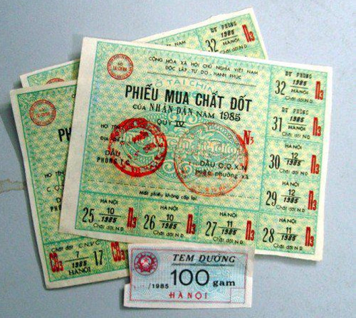 Phiếu mua chất đốt và tem đường. Với phiếu mua chất đốt thì có thể sử dụng để mua: dầu hỏa, củi, than... Mỗi lần sử dụng, mậu dịch viên sẽ cắt bỏ một ô trên tờ phiếu tương ứng với số lượng mua.