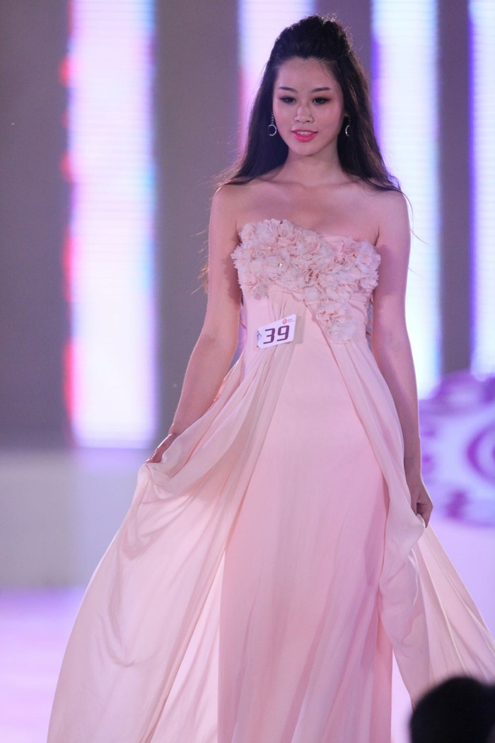 Châu Minh Nguyệt duyên dáng trong đêm chung kết. Châu Minh Nguyệt duyên dáng trong đêm chung kết.