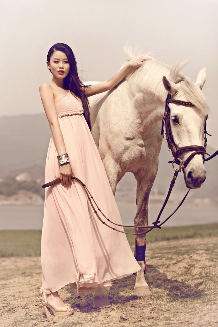 Châu Minh Nguyệt tạo dáng bên ngựa trong một bức hình ngoại cảnh trước đêm chung kết. Châu Minh Nguyệt tạo dáng bên ngựa trong một bức hình ngoại cảnh trước đêm chung kết.