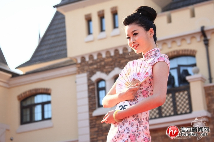 Phần thi trình diễn áo sườn xám khu vực Đông Bắc. Phần thi trình diễn áo sườn xám khu vực Đông Bắc.