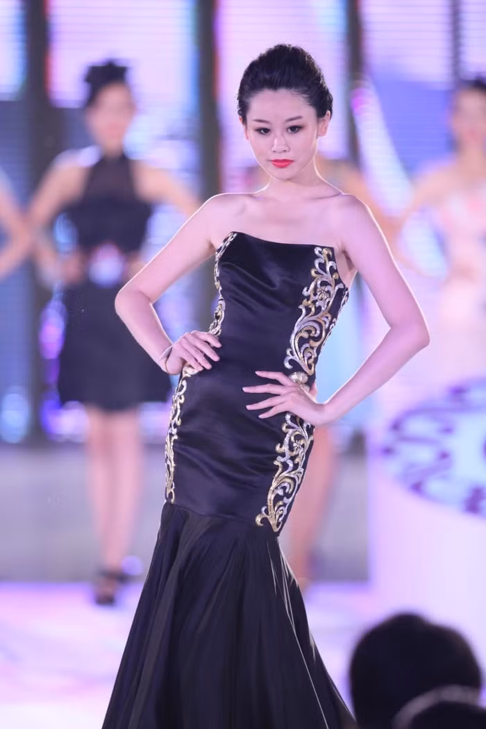 Châu Minh Nguyệt với phần trình diễn trang phục dạ hội.