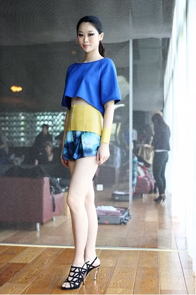 Chân dài Châu Minh Nguyệt trước khi lên sàn catwalk.