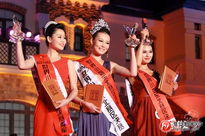 Châu Minh Nguyệt cùng tân Hoa hậu Trung Quốc 2012 Vu Văn Hà cùng đi lên từ phần thi Hoa hậu Trung Quốc 2012 khu vực Đông Bắc (gồm có Liêu Ninh) hôm 27/5, đêm đó Vu Văn Hà giành giải Á Hậu 1 trong khi Châu Minh Nguyệt là Á Hậu 2, Hoa hậu đêm đó là người đẹp Phó Sóc Hân.