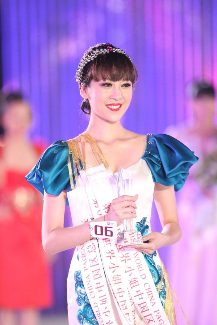 Ân Hàm một lúc nhân 3 giải thưởng của Miss World China 2012 là giải thưởng phụ Hoa hậu Tài năng, Á hậu 1 và giải phụ Người đẹp thanh xuân. Ân Hàm một lúc nhân 3 giải thưởng của Miss World China 2012 là giải thưởng phụ Hoa hậu Tài năng, Á hậu 1 và giải phụ Người đẹp thanh xuân.