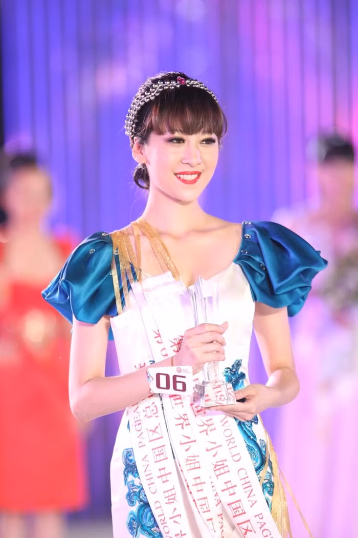 Ân Hàm một lúc nhân 3 giải thưởng của Miss World China 2012 là giải thưởng phụ Hoa hậu Tài năng, Á hậu 1 và giải phụ Người đẹp thanh xuân.