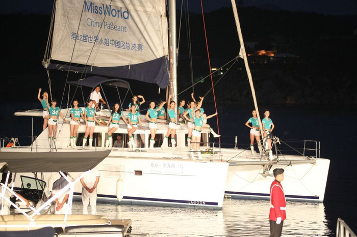 Điều đặc biệt là phần trình diễn này của các người đẹp là trên một du thuyền sang trọng do Ban tổ chức cuộc thi thuê để phục vụ cho đêm chung kết năm nay. Điều đặc biệt là phần trình diễn này của các người đẹp là trên một du thuyền sang trọng do Ban tổ chức cuộc thi thuê để phục vụ cho đêm chung kết năm nay.