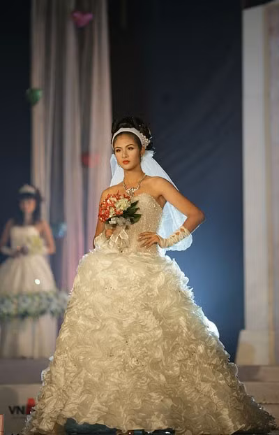 Đặng Thị Ngọc Hân - Hoa hậu Việt Nam năm 2010. Cô giành vương miện trong cuộc thi Hoa hậu Việt Nam 2010 diễn ra tại Tuần Châu, Quảng Ninh vào ngày 14/8 /2010. Đặng Thị Ngọc Hân có chiều cao 1m73, số đo 3 vòng là 83-64-93.