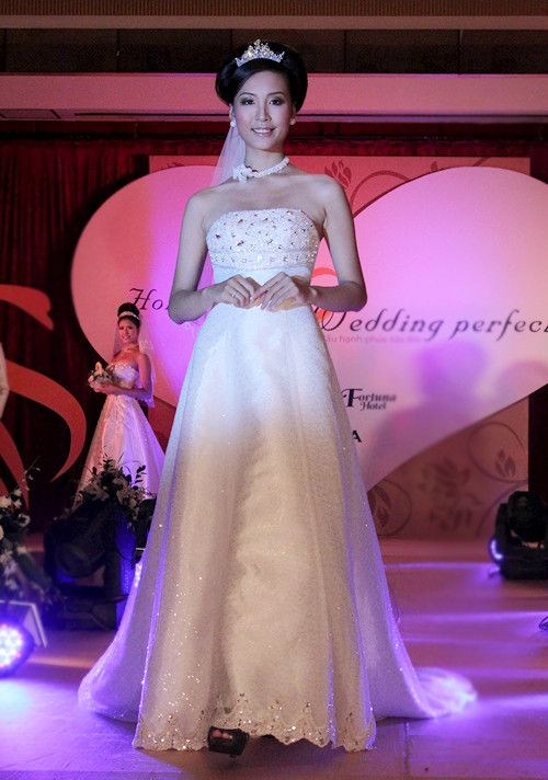 Á hậu 2 cuộc thi Hoa Hậu Việt Nam 2010 Đặng Thùy Trang. Á hậu 2 cuộc thi Hoa Hậu Việt Nam 2010 Đặng Thùy Trang.