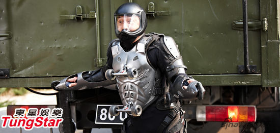 Trang phục này có trọng lượng 17kg với 24 miếng bảo hộ cho các bộ phận trên cơ thể. Ảnh. Sina. Trang phục này có trọng lượng 17kg với 24 miếng bảo hộ cho các bộ phận trên cơ thể. Ảnh. Sina.