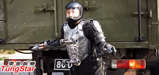 Trang phục này có trọng lượng 17kg với 24 miếng bảo hộ cho các bộ phận trên cơ thể. Ảnh. Sina. Trang phục này có trọng lượng 17kg với 24 miếng bảo hộ cho các bộ phận trên cơ thể. Ảnh. Sina.