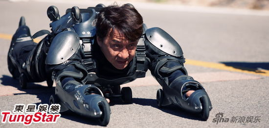 Thành Long áp người trên mặt đường uốn lượn và dốc ở Latvia trong trang phục rollerblade. Ảnh. Sina. Thành Long áp người trên mặt đường uốn lượn và dốc ở Latvia trong trang phục rollerblade. Ảnh. Sina.