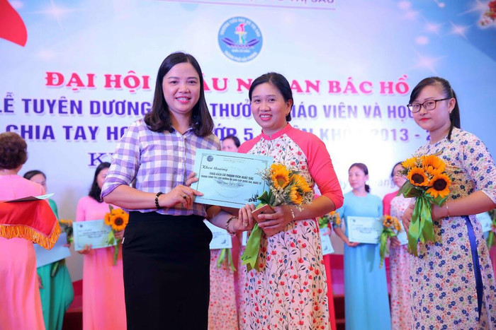 Bằng nghị lực của mình, cô Phượng đã vươn lên dạy tốt, đạt danh hiệu giáo viên giỏi thành phố (Ảnh: LT) Bằng nghị lực của mình, cô Phượng đã vươn lên dạy tốt, đạt danh hiệu giáo viên giỏi thành phố (Ảnh: LT)