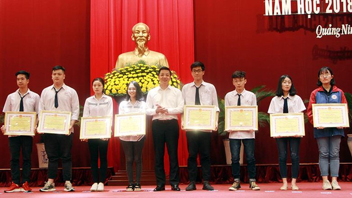 Các em đoạt giải tại cuộc thi Khoa học kỹ thuật quốc gia năm học 2018-2019 nhận bằng khen của Ủy ban nhân dân tỉnh Quảng Ninh (Ảnh: CTV) Các em đoạt giải tại cuộc thi Khoa học kỹ thuật quốc gia năm học 2018-2019 nhận bằng khen của Ủy ban nhân dân tỉnh Quảng Ninh (Ảnh: CTV)