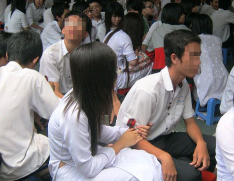 Tôn sùng tình cảm tuyệt đối nên khi gặp "cú sốc", các em dễ hành động nông nổi. (Ảnh chỉ mang tính minh họa) Tôn sùng tình cảm tuyệt đối nên khi gặp "cú sốc", các em dễ hành động nông nổi. (Ảnh chỉ mang tính minh họa)