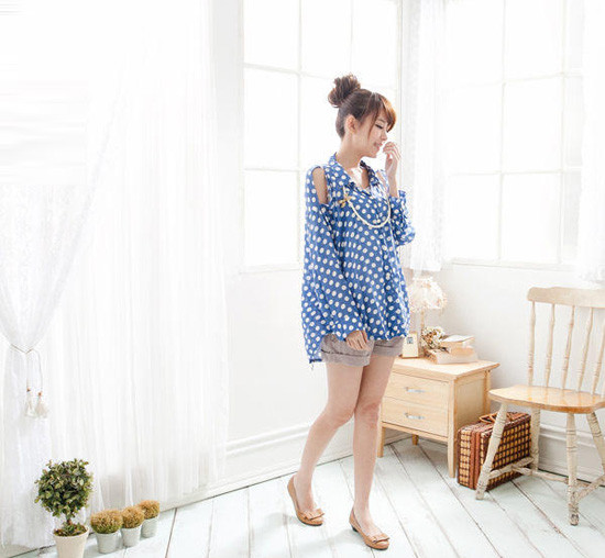 Cũng là sơ mi chấm bi, nhưng khi được cách tân với phần vai áo khoét tròn, chiếc áo này trở nên ngộ nghĩnh và trẻ trung bất ngờ. Xem thêm: Váy tuyệt xinh cho quý cô công sở/ Thời trang Hồ Ngọc Hà Cũng là sơ mi chấm bi, nhưng khi được cách tân với phần vai áo khoét tròn, chiếc áo này trở nên ngộ nghĩnh và trẻ trung bất ngờ. Xem thêm: Váy tuyệt xinh cho quý cô công sở/ Thời trang Hồ Ngọc Hà