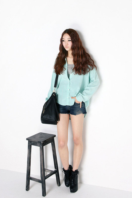 Sơ mi rộng theo phong cách tomboy. Các quý cô yêu xì po thể thao mau mau học lỏm đi thôi. Xem thêm: Váy tuyệt xinh cho quý cô công sở/ Thời trang Hồ Ngọc Hà Sơ mi rộng theo phong cách tomboy. Các quý cô yêu xì po thể thao mau mau học lỏm đi thôi. Xem thêm: Váy tuyệt xinh cho quý cô công sở/ Thời trang Hồ Ngọc Hà