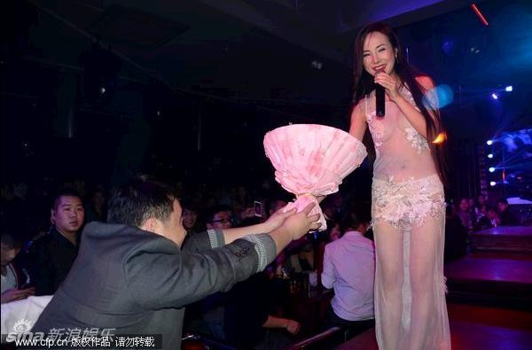 Can Lộ Lộ trình diễn tại một quán bar và nhận được rất nhiều sự tán thưởng của khán giả có mặt tại đây. Can Lộ Lộ trình diễn tại một quán bar và nhận được rất nhiều sự tán thưởng của khán giả có mặt tại đây.