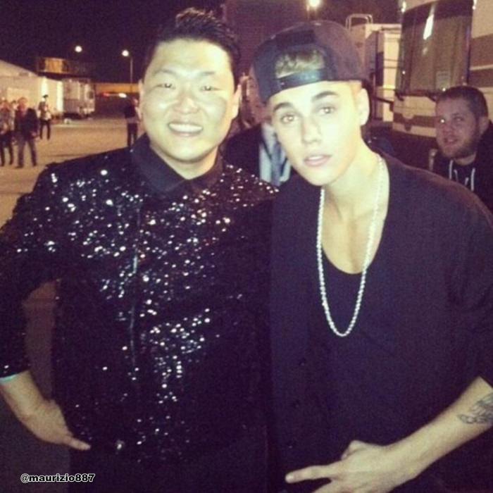Psy và Justin Bieber chụp hình chung trong chuyến thăm Mỹ của rapper Hàn Quốc sau thành công của "Gangnam Style". Ảnh. Fanpop. Psy và Justin Bieber chụp hình chung trong chuyến thăm Mỹ của rapper Hàn Quốc sau thành công của "Gangnam Style". Ảnh. Fanpop.