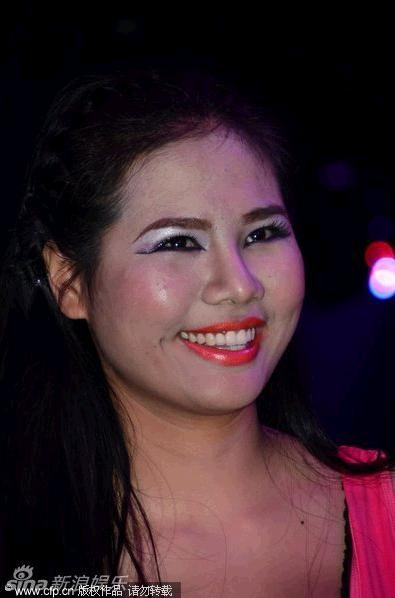 Gần đây, Can Lộ Lộ tiếp tục dẫn cô em Can Mao Mao đến biểu diễn tại một hộp đêm khi ra mắt “hiền muội” và “thân mẫu” trên sân khấu trước mặt những người có mặt tại quán bar. Cả 3 mẹ con nhà họ Can cùng hợp ca trong tiếng reo hò cổ vũ lẫn bình phẩm của khách khứa. Gần đây, Can Lộ Lộ tiếp tục dẫn cô em Can Mao Mao đến biểu diễn tại một hộp đêm khi ra mắt “hiền muội” và “thân mẫu” trên sân khấu trước mặt những người có mặt tại quán bar. Cả 3 mẹ con nhà họ Can cùng hợp ca trong tiếng reo hò cổ vũ lẫn bình phẩm của khách khứa.