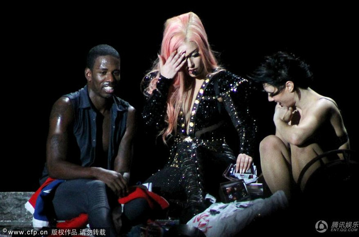 Chile là đất nước Nam Mỹ thứ 2 của Lady Gaga trong tour lưu diễn vòng quanh thế giới "Born This Way Ball" sau Brazil, và điểm dừng tiếp theo của cô sẽ là Peru và Paraguay. Chile là đất nước Nam Mỹ thứ 2 của Lady Gaga trong tour lưu diễn vòng quanh thế giới "Born This Way Ball" sau Brazil, và điểm dừng tiếp theo của cô sẽ là Peru và Paraguay.