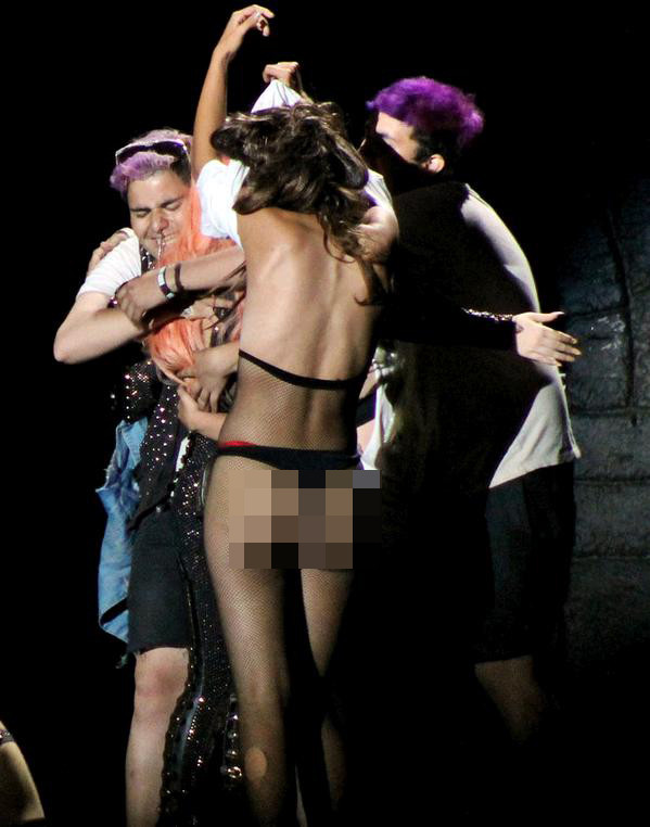 Lady Gaga đã có buổi biểu diễn sôi động và hoành tráng trước 45.000 khán giả tại thành phố Santiago, Chile. Lady Gaga đã có buổi biểu diễn sôi động và hoành tráng trước 45.000 khán giả tại thành phố Santiago, Chile.