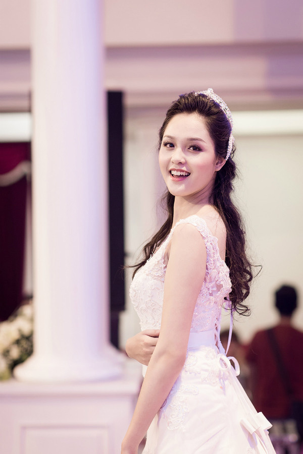 Cô xuất hiện trong trang phục cô dâu đẹp như một thiên thần