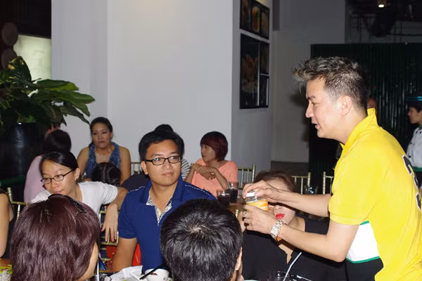 Sau khi nấu xong các món ăn, Đàm Vĩnh Hưng đích thân ra tiếp khách