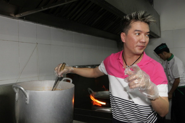 Món Đàm Vĩnh Hưng đang thể hiện là lẩu cá Món Đàm Vĩnh Hưng đang thể hiện là lẩu cá