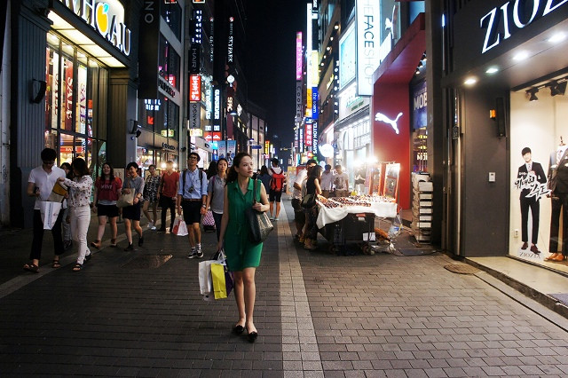 "Khi vừa bước sang đất nước Hàn Quốc, tôi hào hứng và bắt nhịp ngay với tốc độ làm việc ở đất nước này. Một tác phong chuyên nghiệp, dây chuyền sản xuất đồ sộ đến choáng ngợp và những con người tận tình giúp tôi hiểu tường tật những yếu tố quyết định nên thành công của một nền công nghiệp lớn. Sau thời gian làm việc tại đây, tôi sẽ tiếp tục chuyến hành trình của mình tới đất nước Italy - trụ sở của tập đoàn thời trang tôi đang làm việc nằm tại đây...", Đan Lê cho biết thêm.