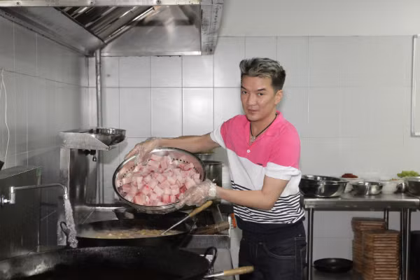 Và cho thêm cá vào cho ngọt nước