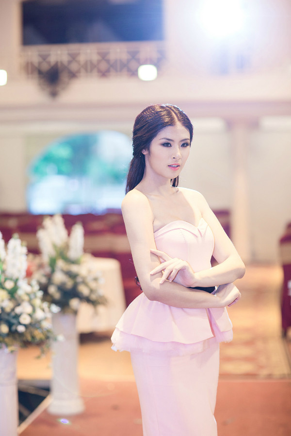 Khoe đôi vai gầy trắng nuột nà