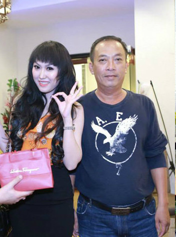 Người đàn ông được Phi Thanh Vân đưa đi dự tiệc cùng nhưng cô quả quyết rằng, cô chưa nhận lời, phải để thời gian chứng minh sự chân thành. Người đàn ông được Phi Thanh Vân đưa đi dự tiệc cùng nhưng cô quả quyết rằng, cô chưa nhận lời, phải để thời gian chứng minh sự chân thành.