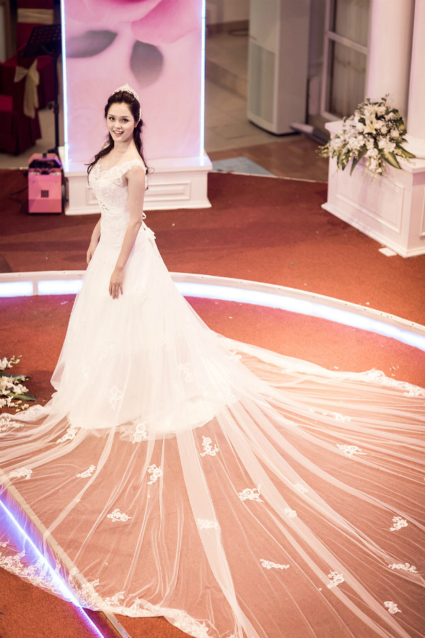 Hoàng Anh thu hút sự chú ý của khán giả trong chiếc váy cưới lộng lẫy