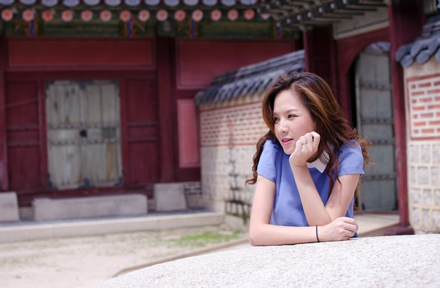 Cô được thăm quan hai địa danh nổi tiếng của xứ sở Kim Chi là Gyeongbokgung théo và Bukchon Hanok Village.