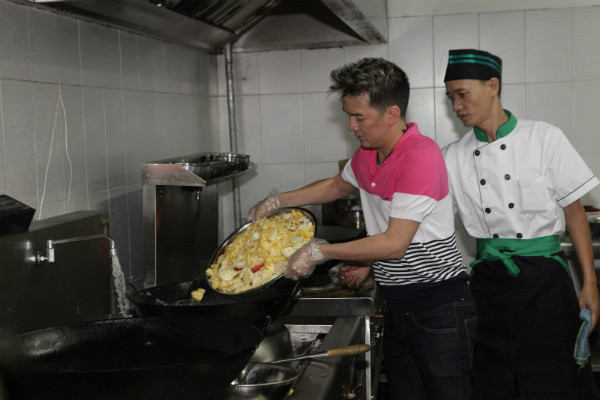 Mr Đàm cũng mới khai trương một cửa hàng cá có tên "Vua biển" tại TP.HCM Mr Đàm cũng mới khai trương một cửa hàng cá có tên "Vua biển" tại TP.HCM