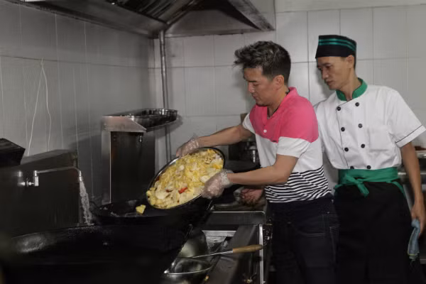 Mr Đàm cũng mới khai trương một cửa hàng cá có tên "Vua biển" tại TP.HCM