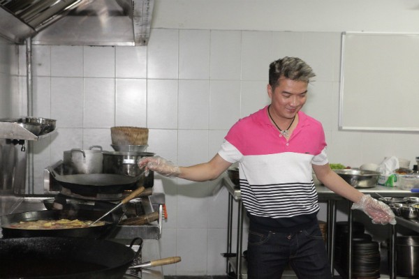 Dù khá vất vả, mồ hôi chảy đầm đìa nhưng Đàm Vĩnh Hưng rất vui vẻ, anh liên tục cười đùa và trao đổi công thức nấu ăn với mọi người Dù khá vất vả, mồ hôi chảy đầm đìa nhưng Đàm Vĩnh Hưng rất vui vẻ, anh liên tục cười đùa và trao đổi công thức nấu ăn với mọi người